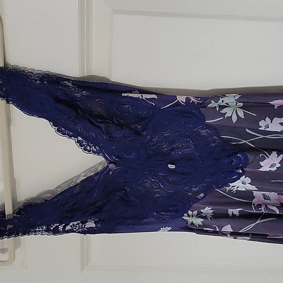 Vintage Olga Nightgown in Navy Floral Size Medium - Picture 2 of 7
